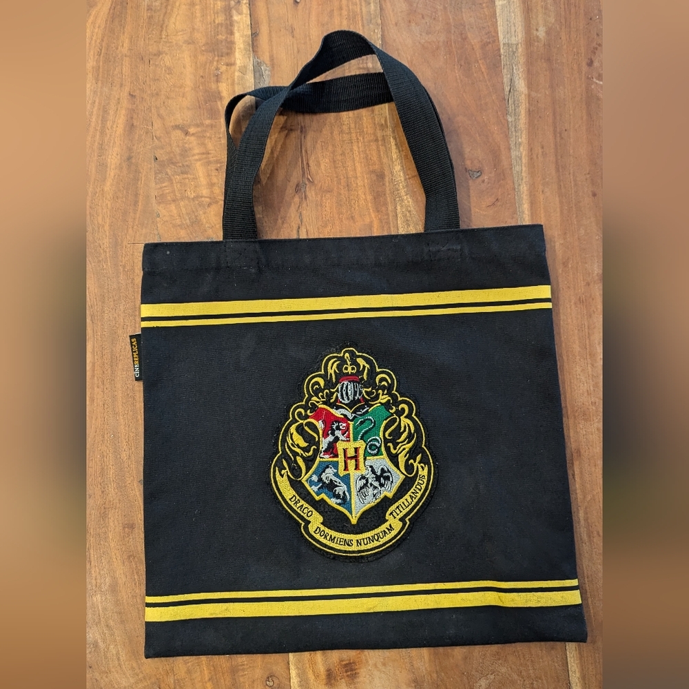 Cinereplicas Hogwarts Crest Fabric Bag Harry Potter